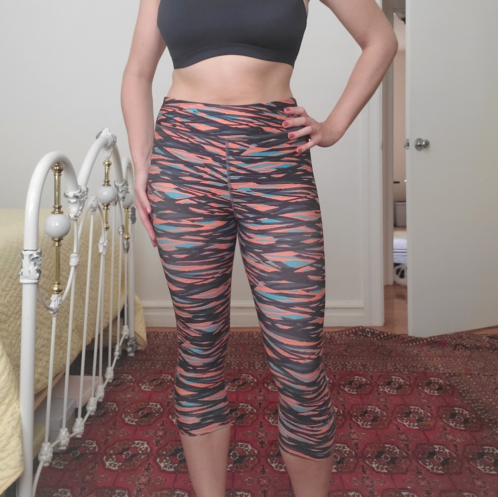 LG UnderArmour cropped workout leggings